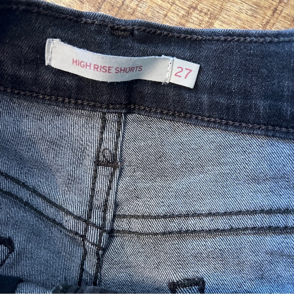 LEVI’S high rise jean shorts washed black - Picture 3 of 5